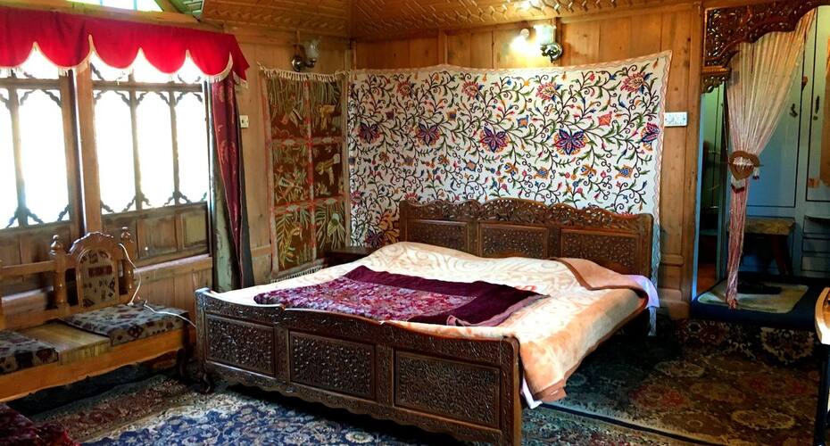 Houseboat by Ashoka, Srinagar 5